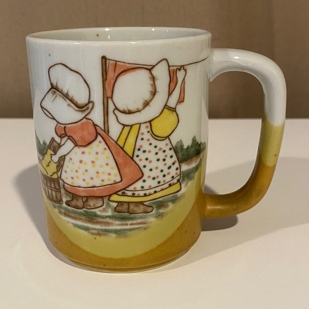 Vtg Stoneware Mug‎ Girls Hanging Laundry Cottagecore Bonnet Country 3.5”
